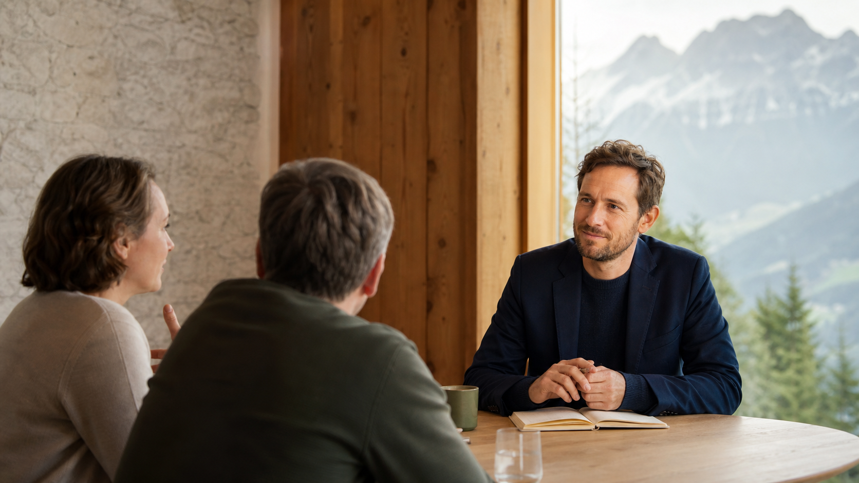 Dolmetscher begleitet ein vertrauensvolles Gespräch in Tirol